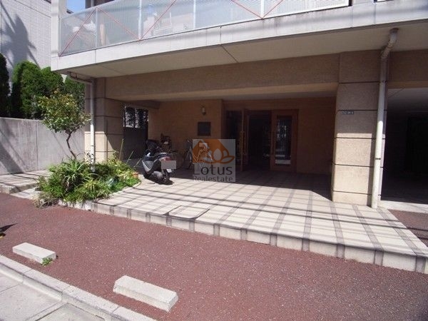 ビューキャニオン梅島エントランス｜アプローチは前面道路から少し段差を設けています。