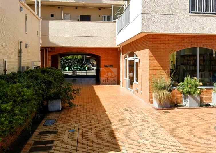 祖師谷大蔵サマリヤマンションエントランス2｜エントランスのアプローチは、奥行きがあり広々としています。