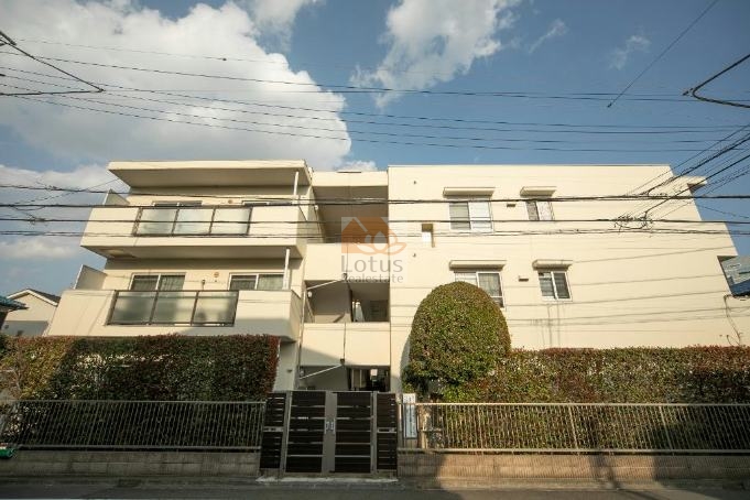 上用賀リッツハウス外観１｜上用賀リッツハウスはホワイト系の3階建、低層マンションです。出入り口にはに門があるので安心です。