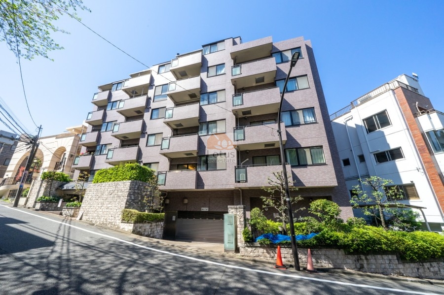 ルシェール代官山外観１｜ルシェール代官山は代官山駅からわずか2分という抜群の立地条件に位置する、洗練された高級住宅街に建つマンションです。