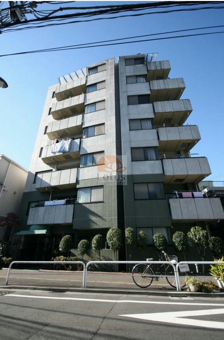 スカーラ四谷は、平成11年築、7階建てのマンションです。コンクリート打ち放しの外壁と整然としたバルコニーラインが印象的な外観です。コンパクトながらも重厚感があり、街並みに落ち着いた存在感を放っています。