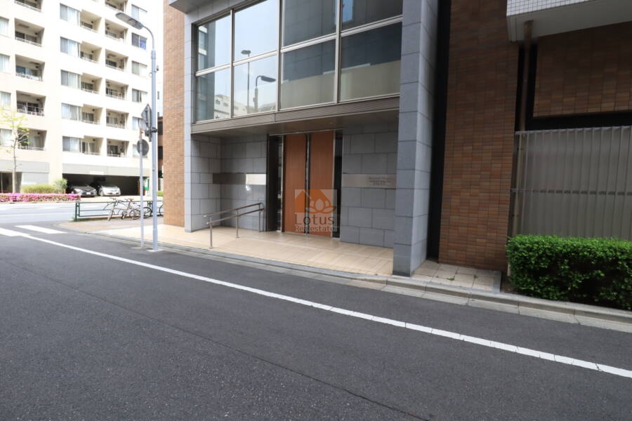 アスコットパーク新御徒町ソレイユエントランス2｜手摺もありバリアフリーです。