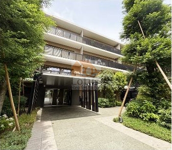パークホームズ石神井公園翡翠の杜のエントランス前。植栽に囲まれたアプローチを進むと、低層の建物がゆったりと構えています。緑に包まれた雰囲気の中で、エントランスへ向かう時間が少し特別に感じられました。パークホームズ石神井公園翡翠の杜は、平成21年築、4階建てのマンションです。