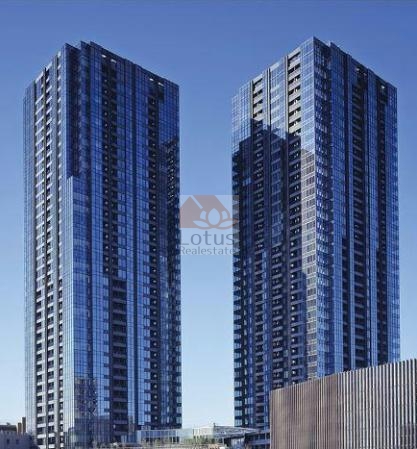 地上39階建・総戸数1084戸の高層ツインタワーが、空の色を映し込むガラスファサードで立ち上がり、都市のスケールを穏やかに受け止める姿です。大崎駅徒歩5分という結節点にありながら、足元の街路樹が風の流れをやわらかく整え、通過動線が自然にほどける印象で、都市生活の重さを軽くする配置といえます。