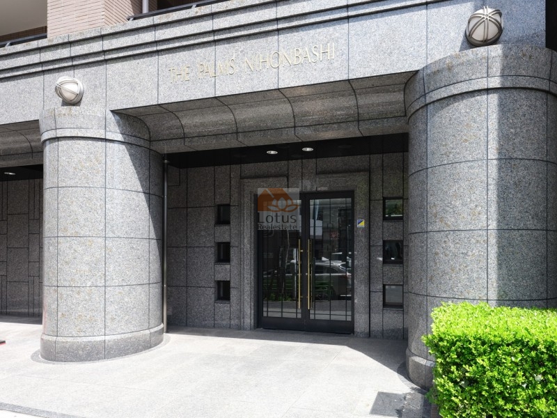 ＴＨＥパームス日本橋リバーサイドタワーエントランス１｜ＴＨＥパームス日本橋リバーサイドタワーは、15階建ての新耐震マンションです。熊谷組（大手ゼネコン）による施工で、信頼性の高さを誇ります。平成10年築の築浅物件であり、高品質な建物です。