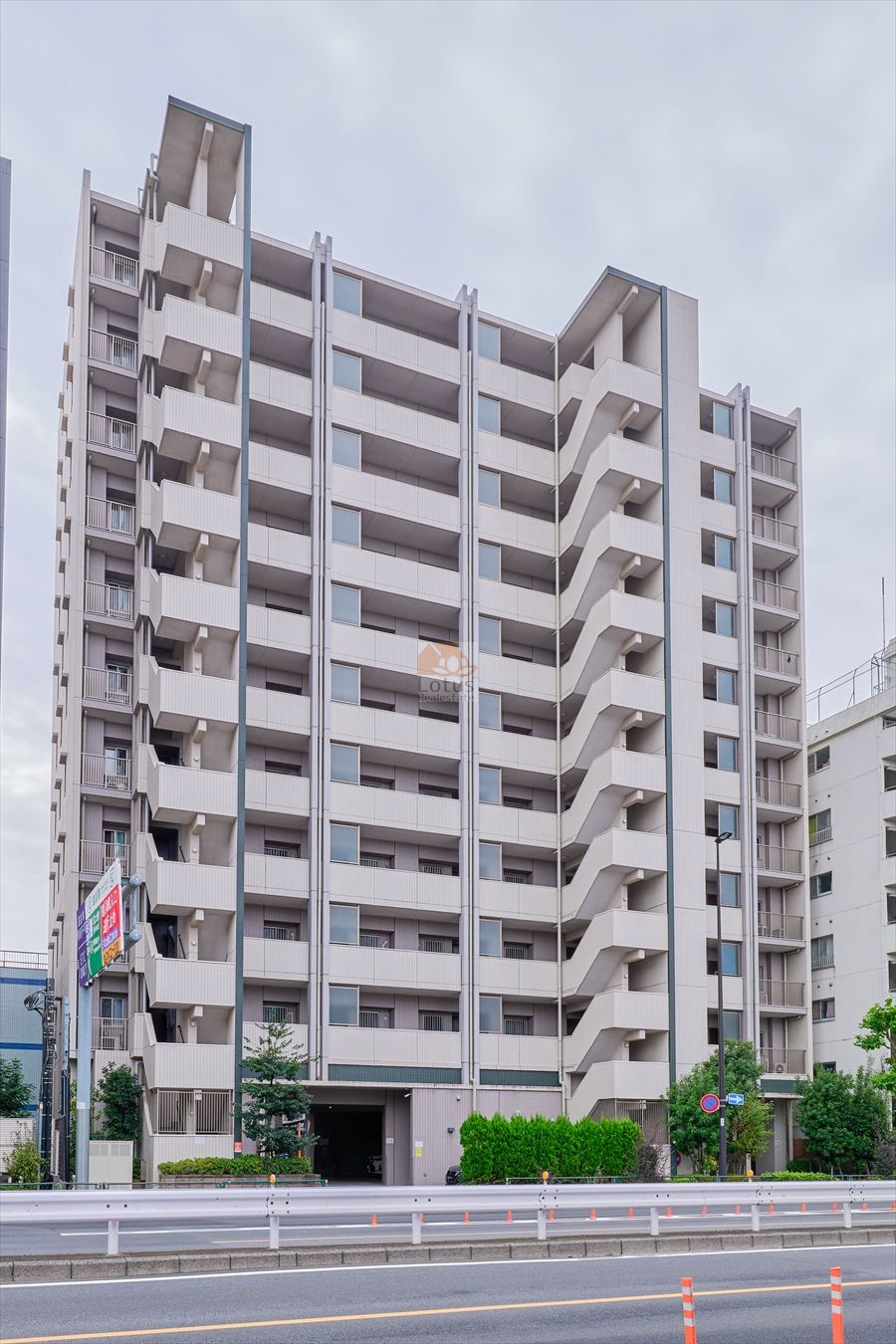 環七通り沿いに建つ11階建の姿は、直線的なラインが印象的で、整ったフォルムが都会的です。ベージュ系の外壁が周囲の街並みに溶け込み、穏やかな住宅地の中に落ち着きを感じます。江北駅・大師前駅・西新井大師西駅の3駅が利用でき、交通アクセスの選択肢が広いのも特徴です。オートロックや宅配ボックスを備え、通勤や外出の多い生活スタイルにも安心感があります。パレステージ西新井本町は、平成25年築、11階建てのマンションです。