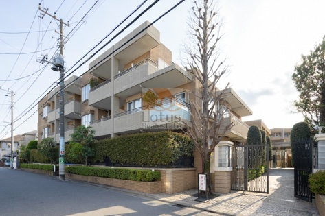 荻窪二丁目の閑静な住宅街に位置する3階建て低層レジデンスの外観は、第一種低層住居専用地域らしい落ち着きがあり、周囲の街並みに穏やかに馴染んでいます。南向きの住戸を中心とする構成で、柔らかい光が室内へ届きやすい環境です。ゆとりある前面道路と植栽帯が視界を整え、駅徒歩12分というほどよい距離感とのバランスが取りやすい立地といえます。荻窪二丁目シティハウスは、平成13年築、3階建てのマンションです。