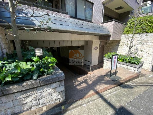 ルシェール代官山エントランス3｜エントランス前は坂道です。