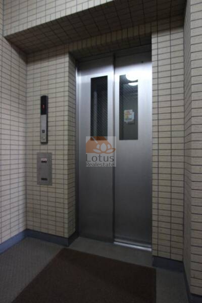 ライフピア竹ノ塚ラフィニールエントランス(3)｜エレベーターがあることで、高齢者や身体の不自由な方にとっても、移動の負担を軽減し、生活の利便性を高めます。