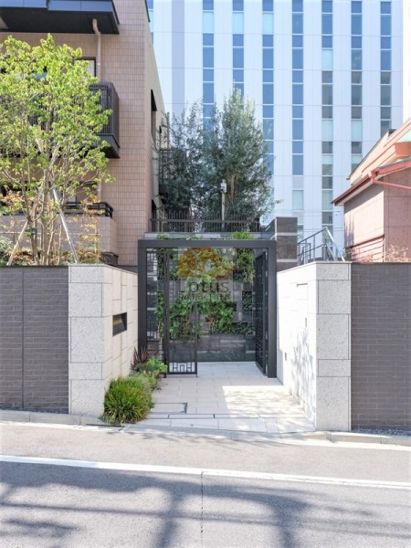 パークナード恵比寿エントランス｜エントランスは建物の東側にありシックでコンパクトです。