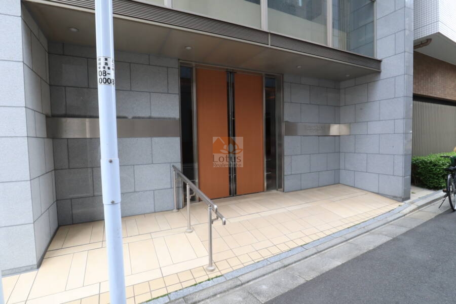 アスコットパーク新御徒町ソレイユエントランス1｜エントランス周りはグレーの大理石張りで高級感があります。