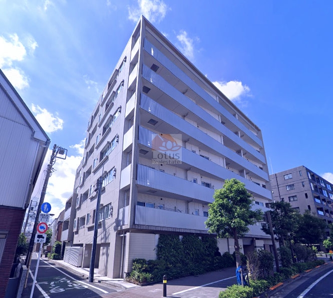 ブランズ池袋立教南の外観。青空を背景にした建物は、白を基調とした外観が整然と並び、直線的なバルコニーがリズムを刻んでいました。街の角に構える姿は、住宅でありながら静かな存在感を示していました。ブランズ池袋立教南は、平成23年築、7階建てのマンションです。