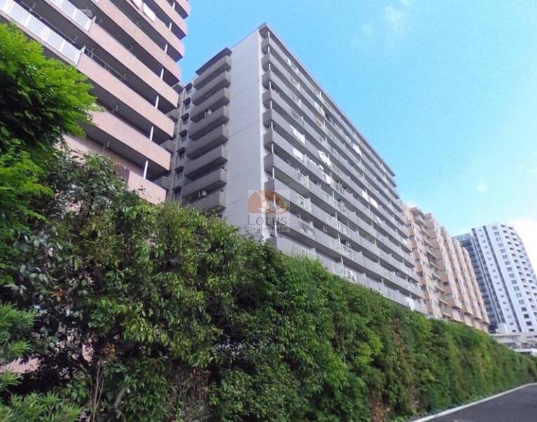 大森海岸ハウス外観２｜大森海岸ハウスの西側は国道15号（第一京浜）ですが、東側は「しながわ水族館」のあるしながわ区民公園です。