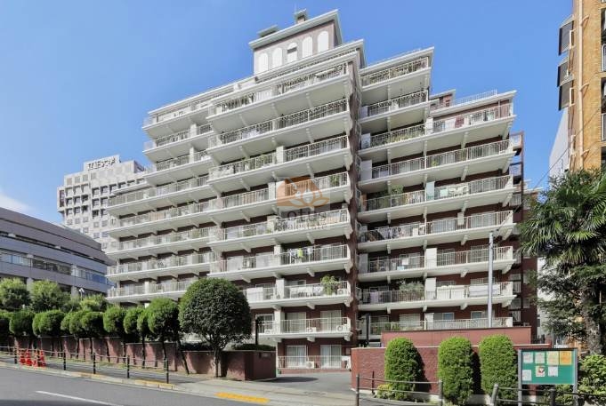 ＮＫ五反田コータースの外観全景。バルコニーが整然と並ぶ開放的なファサードが印象的で、赤レンガ調の低層部が街並みに落ち着きを与えています。ＮＫ五反田コータースは、昭和46年築、11階建てのマンションです。
