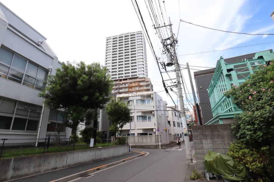千住ザタワー外観1｜千住ザ・タワーは、2021年（令和 3年） 1月に建てられた30階建てタワーマンションです。