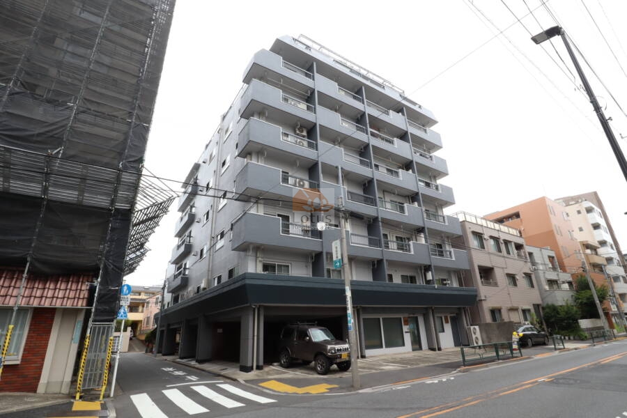 東中野マンション外観1｜東中野マンションは、昭和44年に建てられた9階建ての建物です。