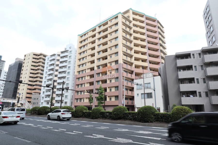 アーバンビュー北千住外観2｜石貼り色のタイルはやわらかい印象を与える外観です。