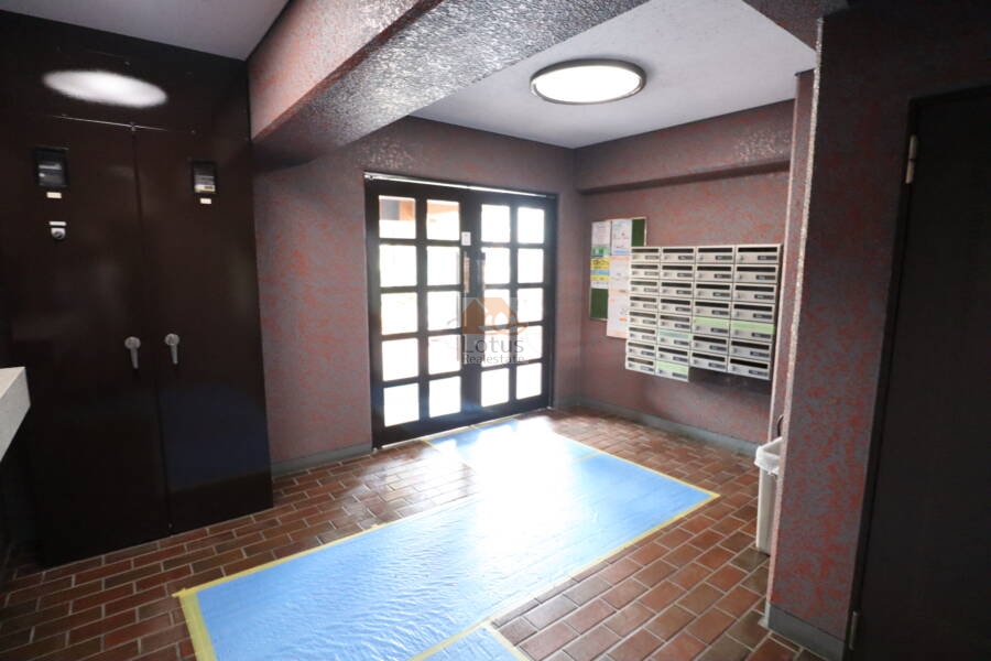 ライオンズマンション豪徳寺共用部3｜エントランスにはオートロックは備わっていません。
