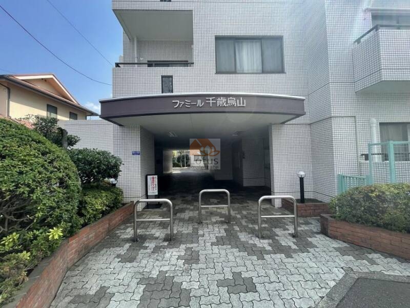 ファミール千歳烏山エントランス１｜ファミール千歳烏山は、昭和59年築の3階建てのマンションですが、エレベーターは設置されていません。