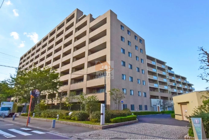 仙川駅から徒歩15分、総戸数229戸のスケールを感じる外観です。中層10階建ながら建物のボリュームが横方向にも伸び、ゆとりある敷地配置が読み取れます。周囲は第一種中高層住居専用地域で、高層建築物が少なく、南面に自然光が届きやすい住環境といえます。コスモグランリュクス世田谷は、平成17年築、10階建てのマンションです。