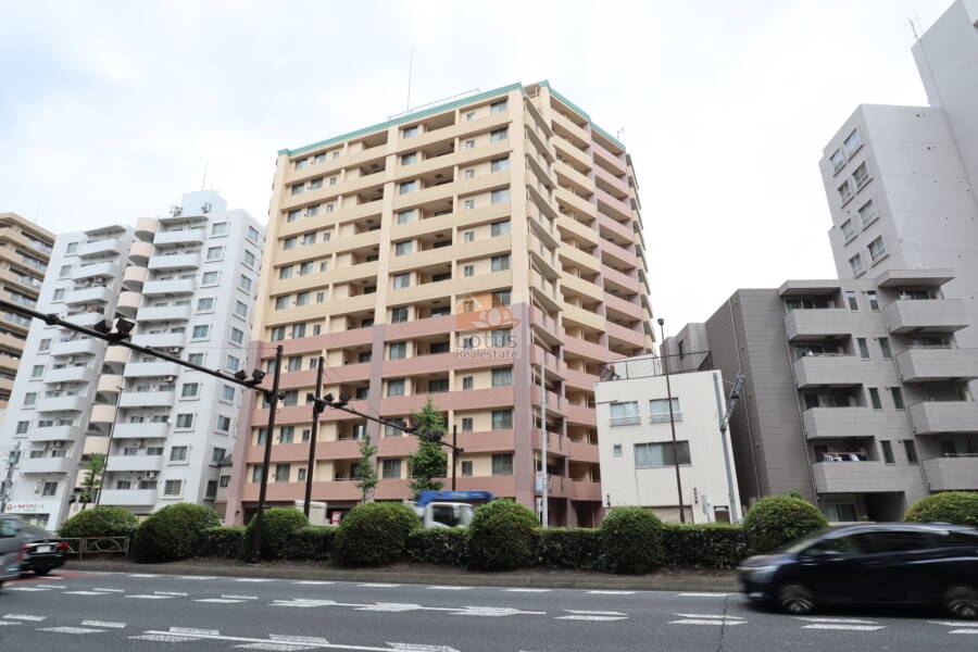 アーバンビュー北千住外観3｜アーバンビュー北千住は、北千住駅から徒歩9分の場所にあり、交通利便性が良いです。また、周辺には商店街やスーパーマーケット、病院など、生活に必要な施設が充実しています。