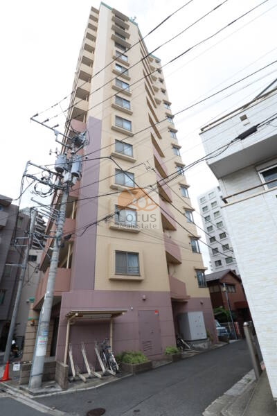 アーバンビュー北千住外観4｜路地が狭く近隣のたてものと密接しているのは、やはり下町北千住らしいといえます。