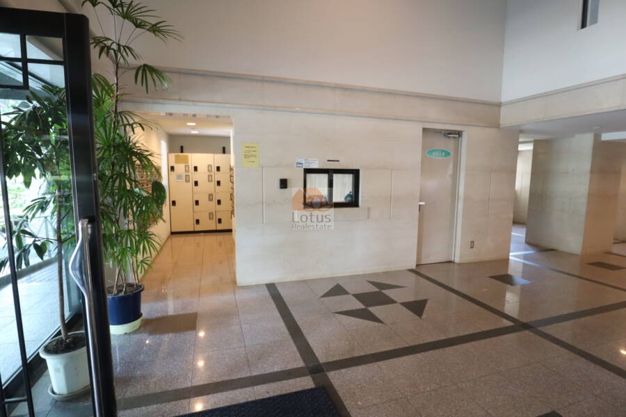 リーベスト玉川上水共用部1｜便利な宅配ボックスも完備されており、生活の利便性を高めています。