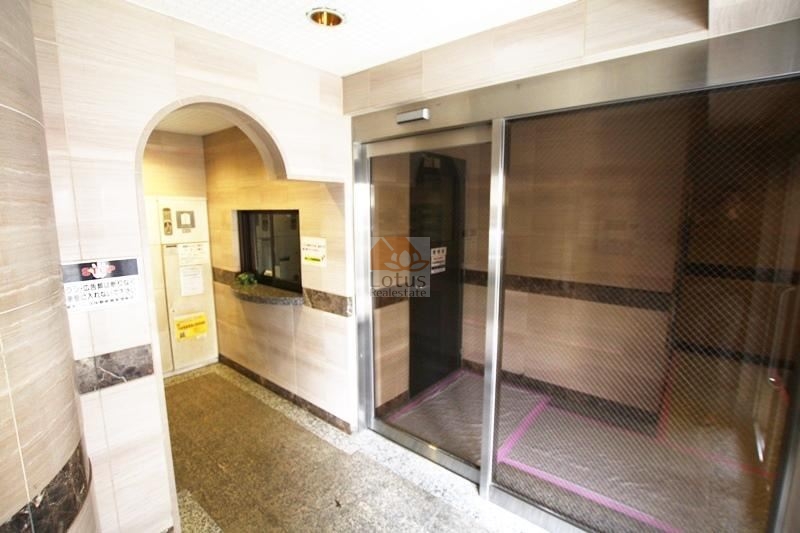 菱和パレス中野新橋4｜エントランスにはオートロックが備わっており、セキュリティ面でも安心です。宅配ボックスも用意されており、不在時に荷物を受け取ることができます。