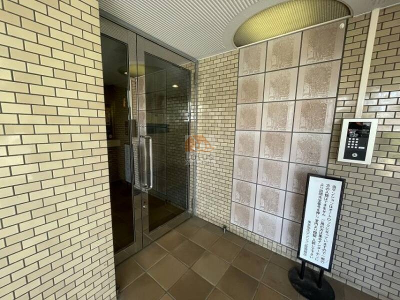 東亜弥生マンション共用部２｜エントランスにはオートロックが備わっており、セキュリティ面も充実しています。