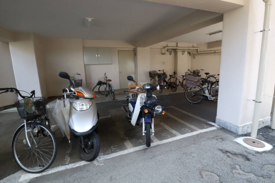 ドミール烏山共用部2｜ドミール烏山の共用部。自転車置き場です。夜間照明用のポールライトも見られます。住民の快適な動線をサポートしています。