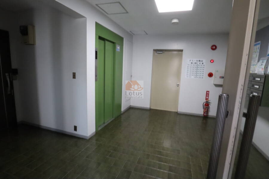 ドミール烏山Ｂ棟共用部｜ドミール烏山のＢ棟共用部。エントランスホールの内装とエレベーターホールが写っています。シンプルかつ明るい内装で、清潔感があります。