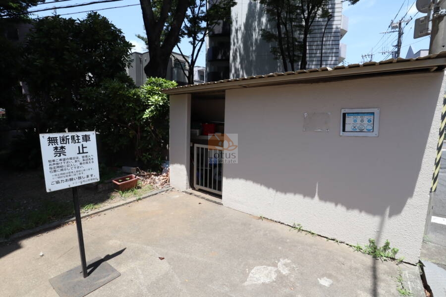 ドミール烏山共用部1｜ドミール烏山の共用ごみ集積所。屋外に設置されたごみ集積所で、塀で囲われた清掃しやすい構造です。建物内の清潔感と管理体制の良さがうかがえます。