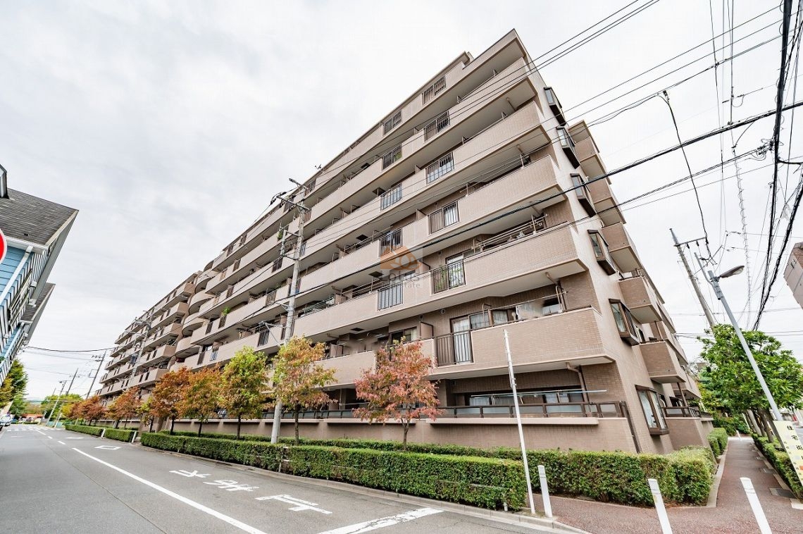 落ち着いた色調の外観が青空に映え、堂々とした佇まいを見せています。敷地内の植栽が柔らかな印象を添え、日々の帰宅が少し楽しみになる景観です。ダイアパレスグランデ西台は、平成8年築、7階建てのマンションです。