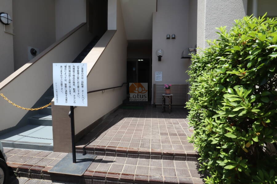 ドミール烏山Ａ棟エントランス1｜ドミール烏山のＡ棟共用部。エントランスホール内にある集合ポストとエレベーターホールが写っています。機能的な導線で住まいとしての快適さが整っています。