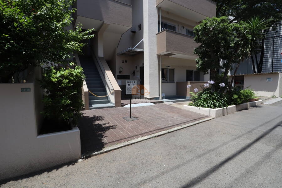 ドミール烏山Ｂ棟エントランス1｜ドミール烏山のＢ棟エントランス。段差のないフラットなアプローチが特徴です。バリアフリー性にも配慮された設計で、幅広い世代に安心感を提供します。
