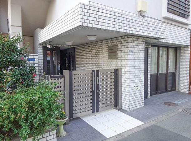 グリーンパーク亀有エントランス１｜エントランスには低めの門が設置されました。
