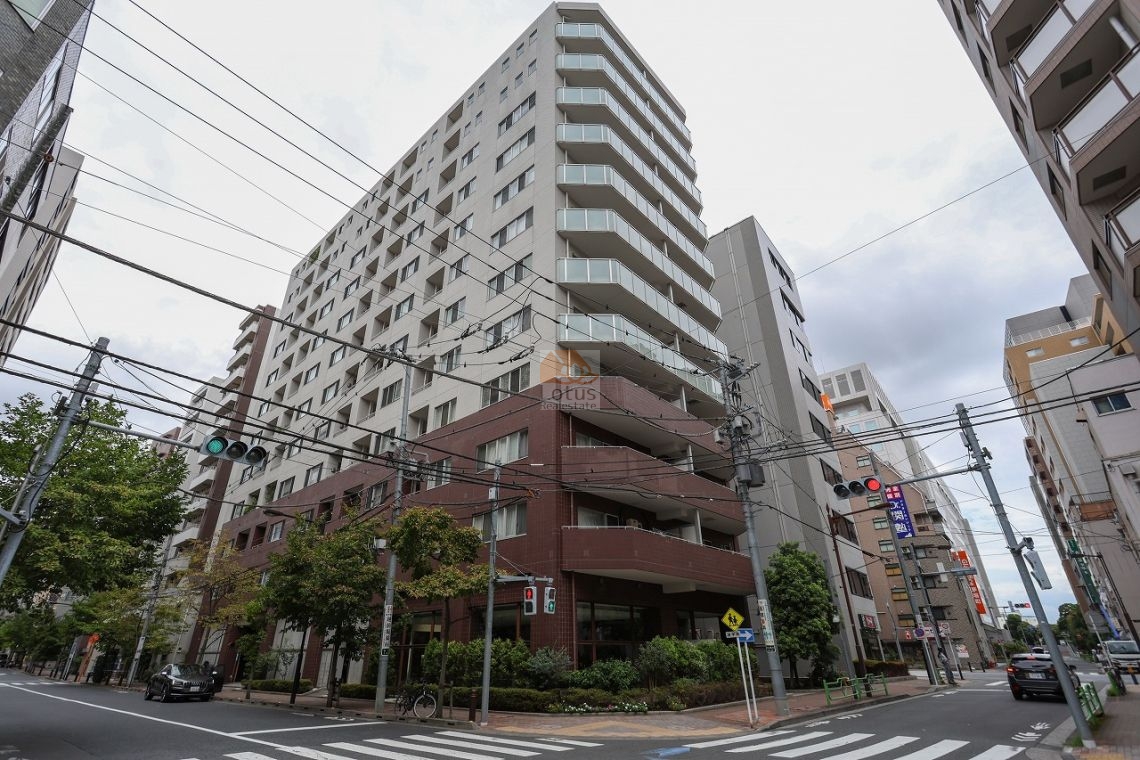 隅田川にほど近い新川エリアの街角に建つ外観で、ベージュとブラウンのタイルが縦に分節されたデザインです。角地に立つことで通風と採光が確保され、周囲のビル街の中でも落ち着いた印象を与えています。サンクタス127は、平成17年築、12階建てのマンションです。