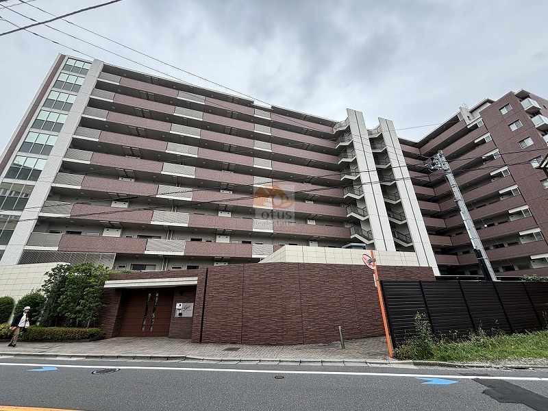 ジオ杉並高井戸外観１｜ジオ杉並高井戸は、平成25年築、10階建てのマンションです。タイル貼りマンションで、バルコニーが段状に連なるデザインです。周囲の建物と調和しつつ存在感があります。