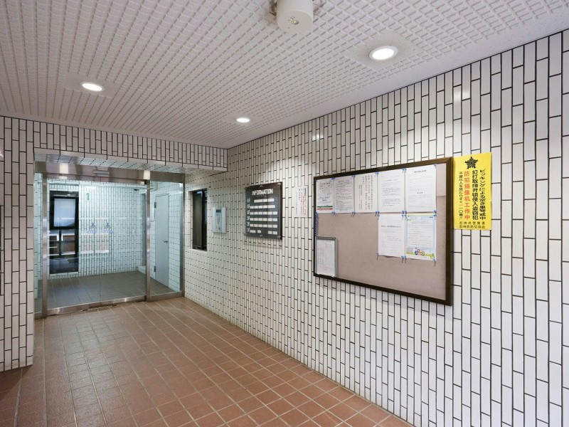 ペガサスマンション石神井公園エントランス２｜エントランス内部は、清潔感のある白いタイル張りです。