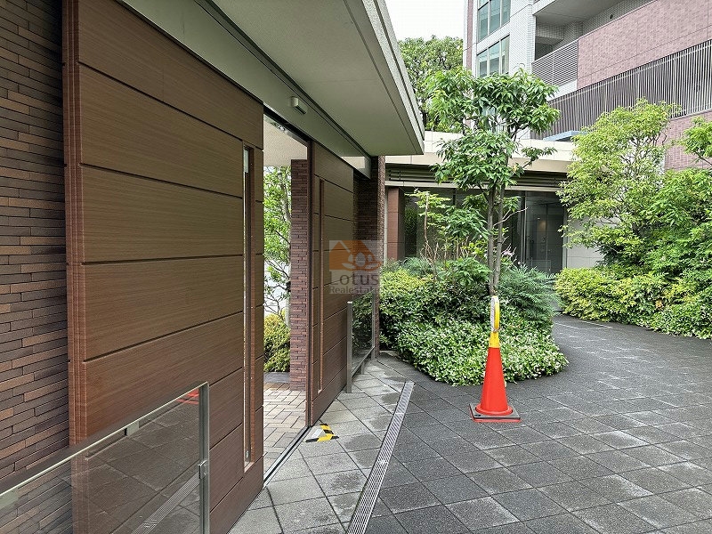 ジオ杉並高井戸共用部３｜ジオ杉並高井戸の共用部写真。建物外側に設けられたゲートが写っています。しっかりと管理されており、住環境の清潔さがうかがえます。