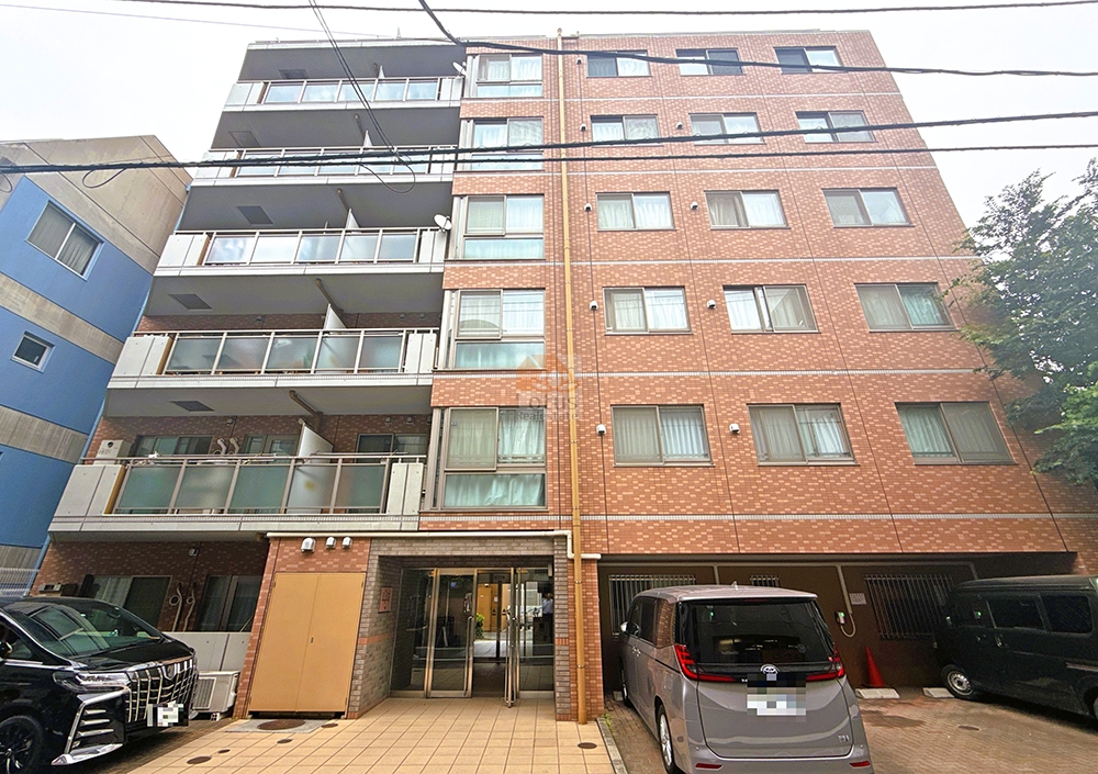 タイル貼りの外観は2000年6月築・RC造9階建という年代背景を素直に映し、直線的なファサードとバルコニーの配置から、都市型住宅としての合理性が読み取れます。前面は車の出入りが可能なスペースを確保しつつ、エントランスまわりは視線が整理されており、通りの音を受け止めながらも落ち着いた距離感が保たれています。池袋駅徒歩9分という立地にありながら、オートロックや宅配ボックス、ペット飼育可といった要素が外観計画と無理なく噛み合い、派手さではなく安心感と実用性を優先した設えといえます。