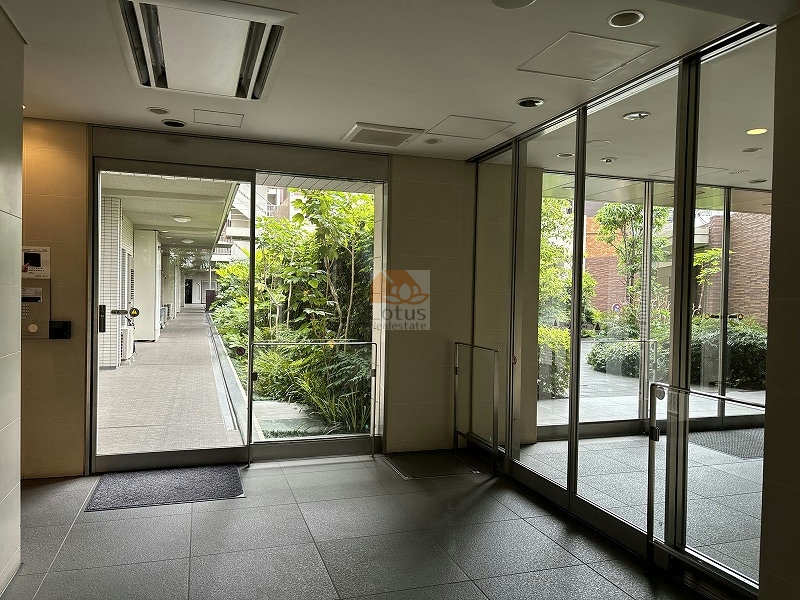 ジオ杉並高井戸共用部１｜ジオ杉並高井戸の共用通路写真。壁・床ともにタイル貼りで清掃が行き届いています。共用スペースの整備状況が良好です。