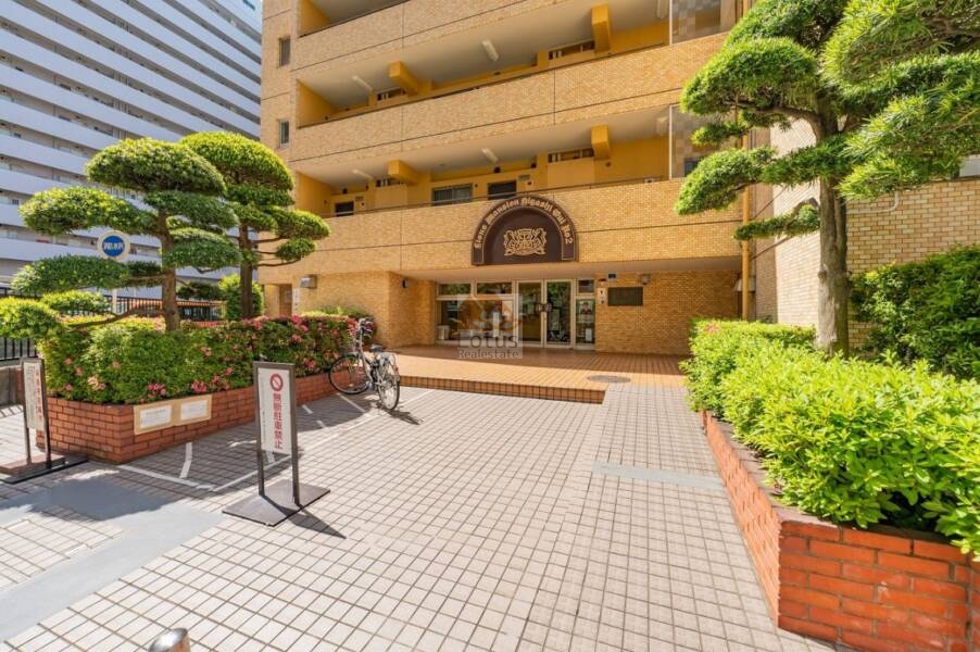 ライオンズマンション東大井第２エントランス１｜広々としたアプローチがあり、手入れの行き届いた植栽があります。
