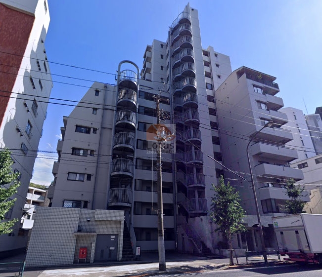 旗の台スカイマンションの外観。初めて見上げたとき、13階建の縦のラインを強調する螺旋階段が目に飛び込みました。中原街道沿いの車道に面しながらも、白とグレーの外壁が整然と並び、都市のリズムを受け止める存在感を放っています。旗の台スカイマンションは、昭和48年築、7階建てのマンションです。