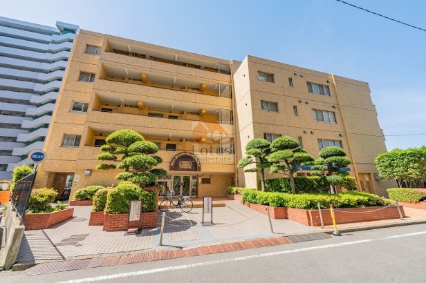 ライオンズマンション東大井第２外観４｜ライオンズマンション東大井第２は、5階建ての鉄筋コンクリート造で、ベージュ色のタイル張りのマンションです。
