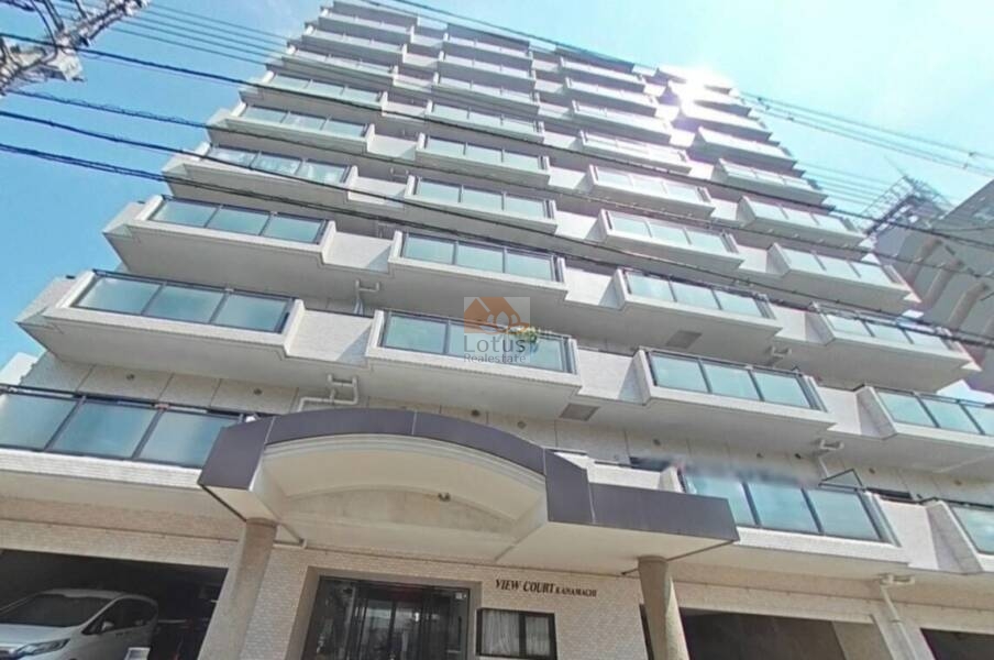 ビューコート金町外観３｜ビューコート金町は、10階建てのマンションで、外壁は白とベージュを基調とした明るい色調です。バルコニーは住宅街に面した南側にあるため、日当りは良好です。
