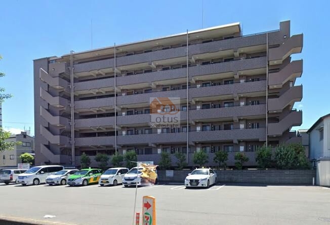 ライオンズマンションお花茶屋第５外観１｜ライオンズマンションお花茶屋第５は、住宅街の中に立地する7階建てのマンションです。