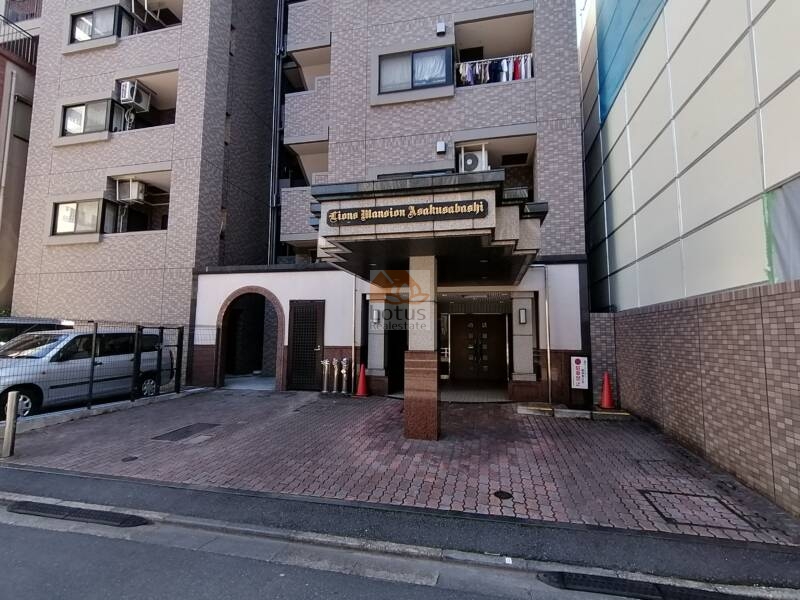 ライオンズマンション浅草橋 (2)｜エントランスアプローチにはライオンはいませんでした。