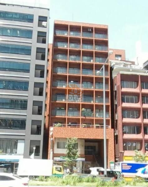 ランジェ青山外観２｜ランジェ青山は、青山通りに面した茶タイル張りのマンションです。