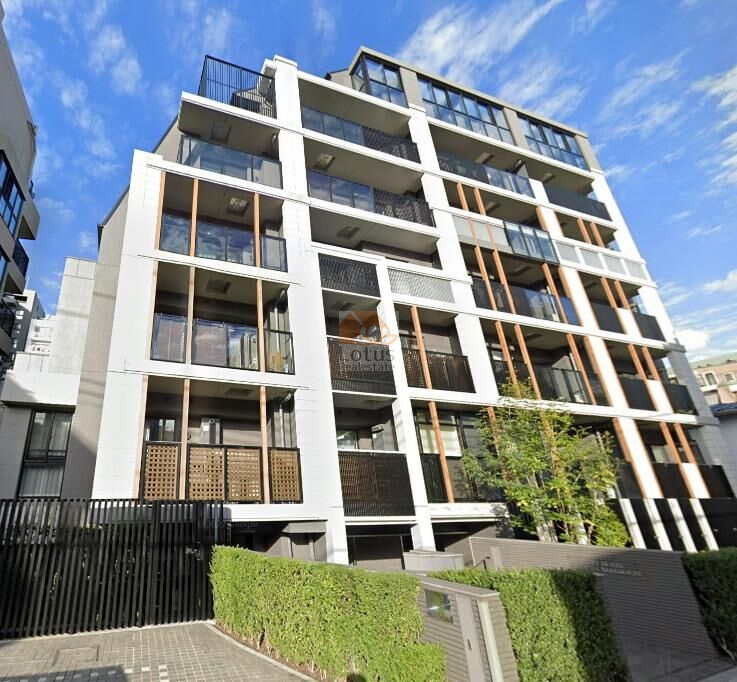 四谷坂町の第一種住居地域に立つ外観は、白と木調のラインが整っていて、曙橋駅や四ツ谷駅に向かう道の静けさと都会らしさが同時に感じられます。南方向から光が差し込む面の多さが視覚的にもわかり、4駅6路線利用可の動線を想像しながら暮らしやすさにつながる配置といえます。シティハウス四谷坂町は、平成30年築、7階建てのマンションです。